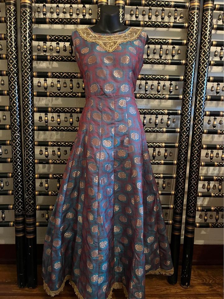 Brocade silk gown Size 40 Sr10