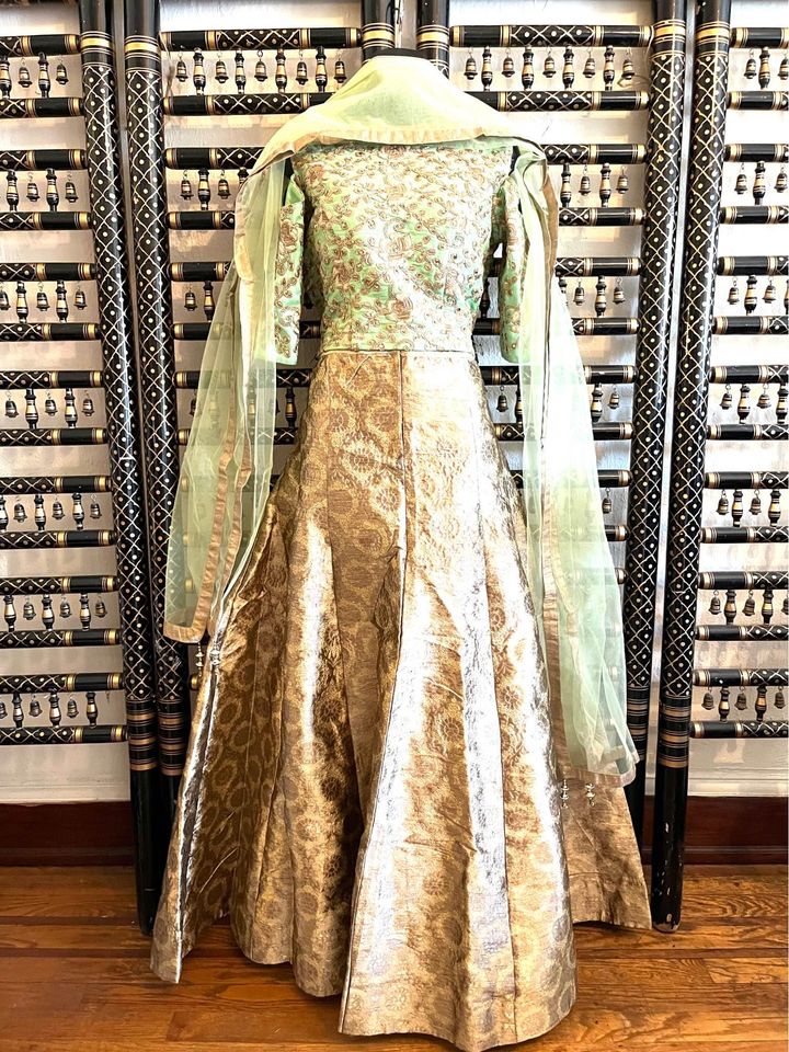 Brocade designer lehnga size 38 Sr8